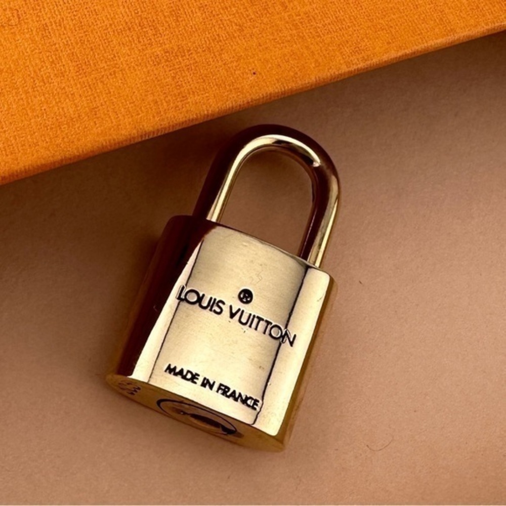 AUTHENTIC Near Mint Louis Vuitton lock and key - Picture 13 of 13